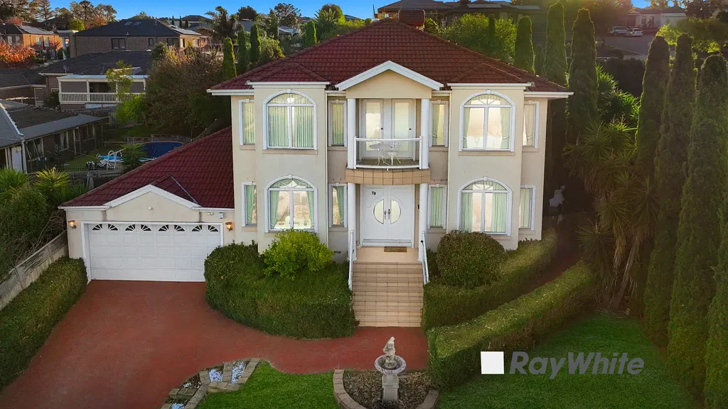 Narre Warren 5房 稀有机会！Narre Warren 5卧室双层住宅，Timbarra P-9学校对面，751平方米，豪华装饰，主卧套房、美食厨房、多生活区、中央供暖、双车库，地理优势，便利生活设施。 EXCEPTIONAL FAMILY LUXURY ON 751SQM (APPROX.) OPPOSITE TIMBARRA P-12 COLLEGE!