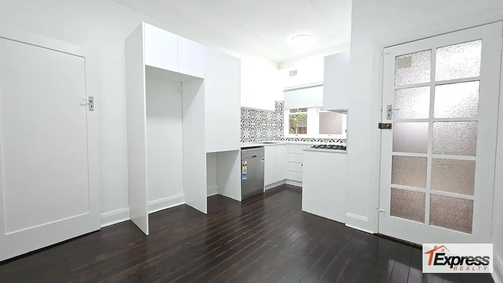 RENOVATED SPACIOUS 3 BEDROOM GARDEN APARTMENT.