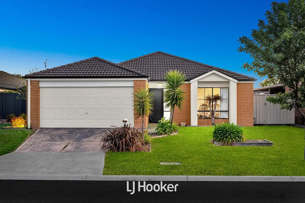 Narre Warren South 4房 黄金月牙街角 四卧带套间 双车库内通道 开放式厨餐 大 pergola 娱乐 全年舒适冷暖 优质学区间 Luxuriously Updated Family Retreat in a Peaceful Narre Warren South Locale