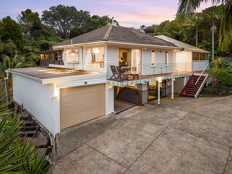 Hillsborough 5房 双层布局，坐享736㎡永久产权地，眺望迷人海景，​收入与生活两不误 Hillsborough retreat with sea views and potential