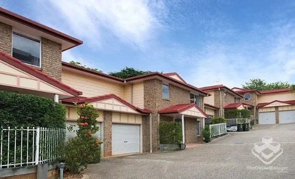 STUNNING TOWNHOUSE-CLOSED TO ALL AMENITIES
