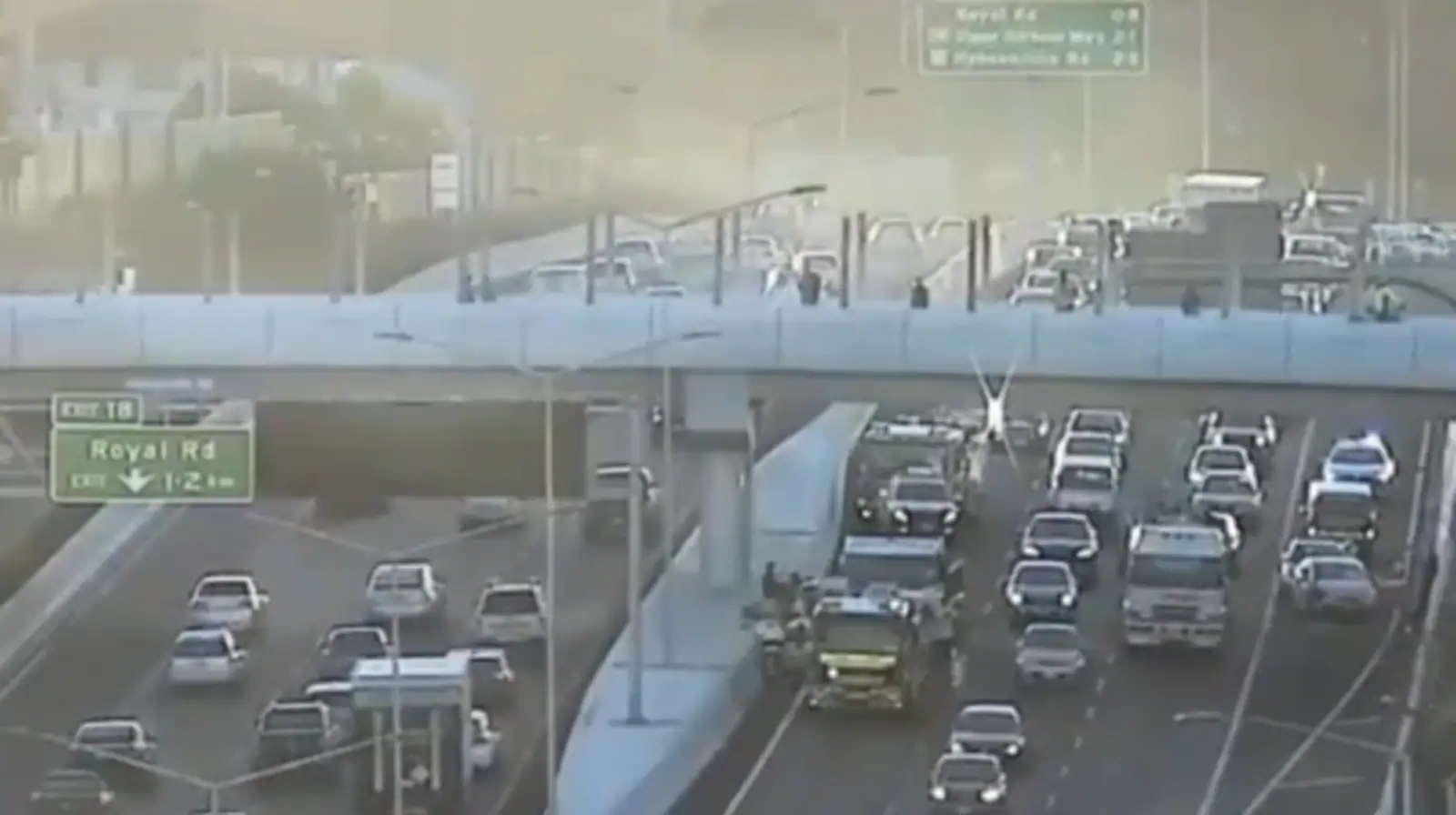 奥克兰高速4车相撞！含一辆卡车，致使4人受伤