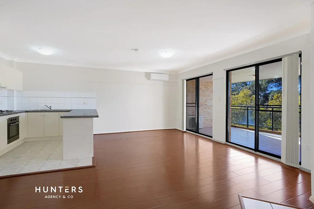 Top Floor Living! Walk to Stocklands and Station!