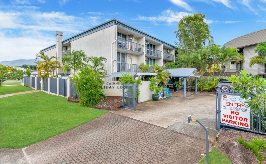 Cairns North 1Moenga Off-Market Investment Opportunity: Recently Renovated Top-Floor Studio Apartment in Cairns Holiday Lodge