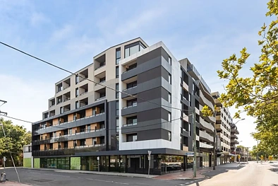 Malvern East 2房 Malvern东低维护生活 光线充足起居 Smeg高端厨房 私人阳台车位 靠近Monash大学 轻松便捷生活 Enjoy The Stunning City Views From Your Balcony