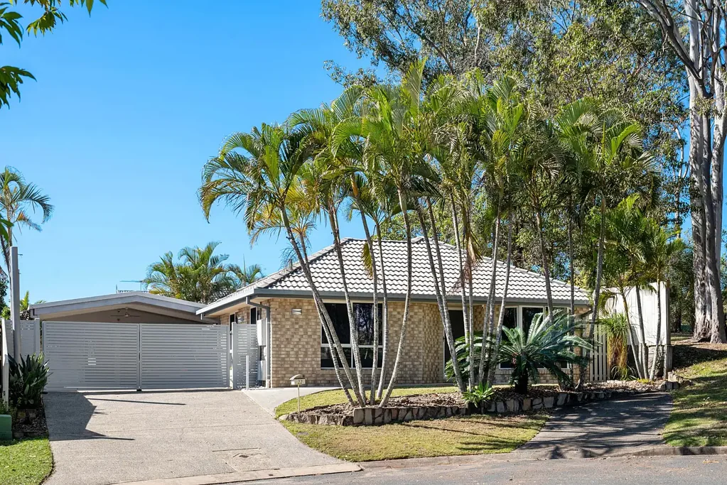 Tingalpa 4房 学区双优 442平宽地 公园临街 现代厨卫 四卧套房 低维庭院 棚屋潜力 太阳能系统 OWNER DOWNSIZES | MUST BE SOLD