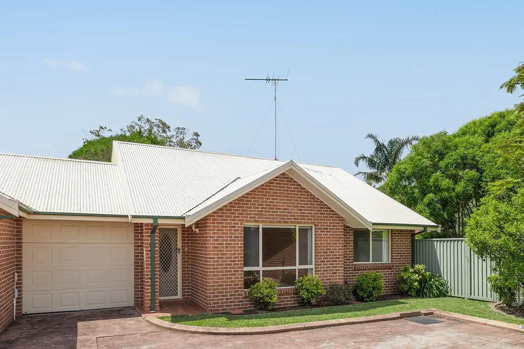 Engadine 2房 宽敞客厅 私密舒适 便利生活 带顶棚娱乐区 阳光庭院 独立卫浴 主卧浴缸 良好花园 综合体维护 车库通道 Private villa-style haven with everyday convenience