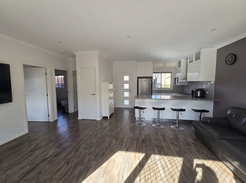 Modern 2-Bed Granny Flat, Walk to Chatswood, Superfast NBN Included