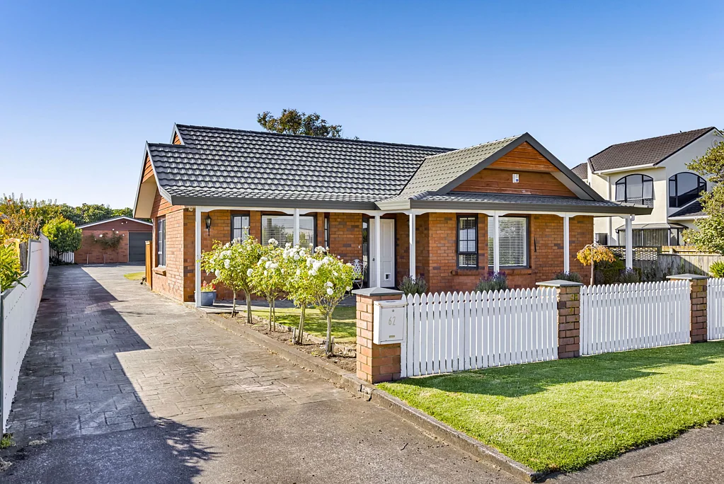 Hawera 5房  Elegant family living with mountain views