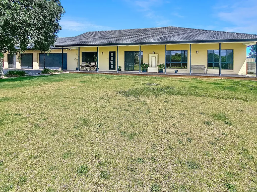 Leeton 4 Bedroom YOUR NEW HOME-AND MORE