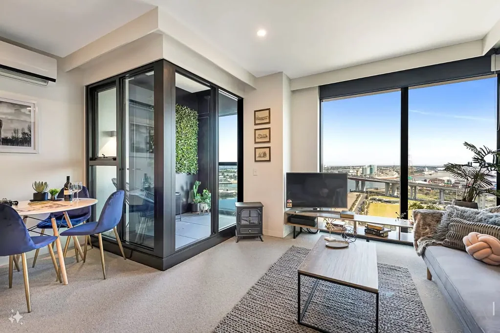 Corner Fully Furnished Apartment With Scenic Harbour Views, Storage Included.