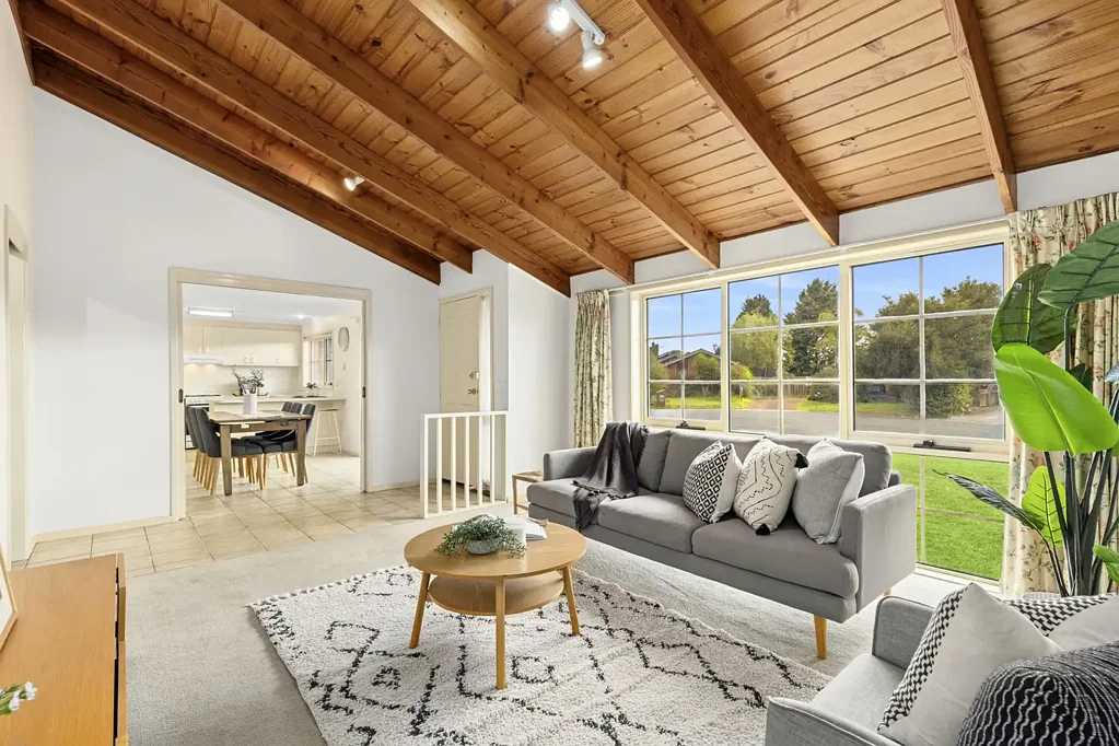 Lara 2Kwarto Charming Home with Vaulted Ceilings & Low-Maintenance