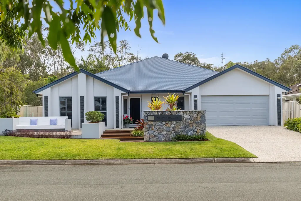 Pelican Waters 4Habitaciones SOPHISTICATED COASTAL LIVING IN THE HEART OF PELICAN WATERS!