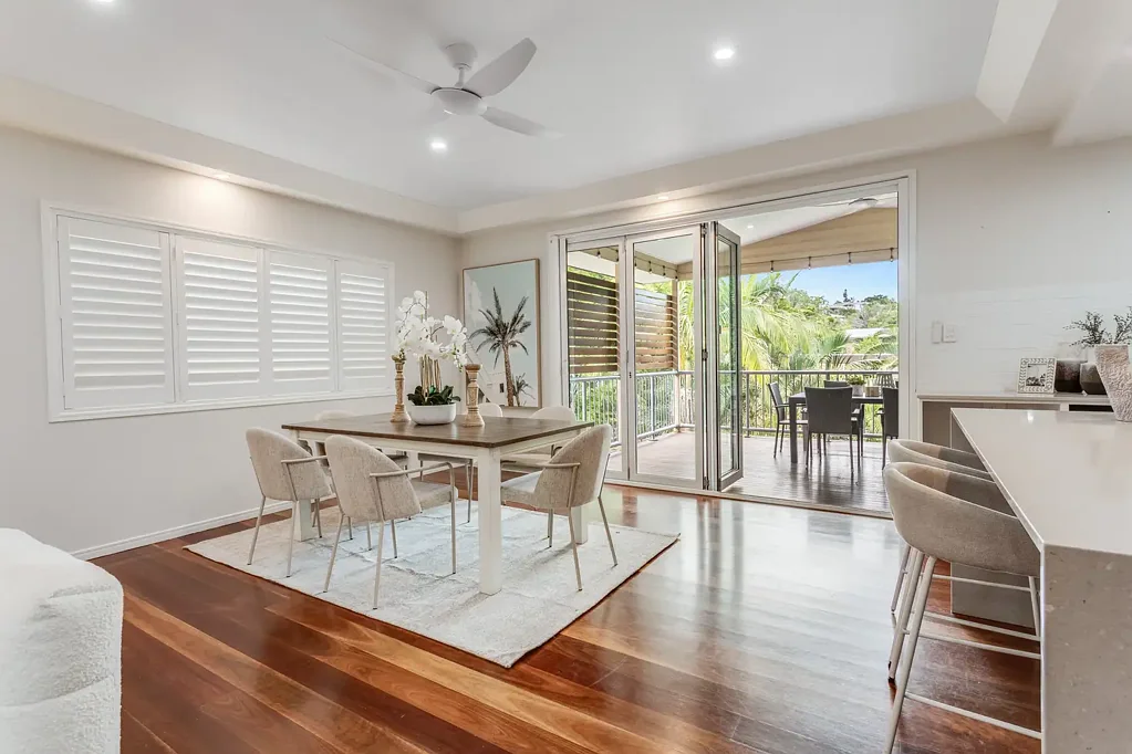 Taringa 5Kwarto Exceptional Large Modernised Family Home with Pool in Leafy Taringa