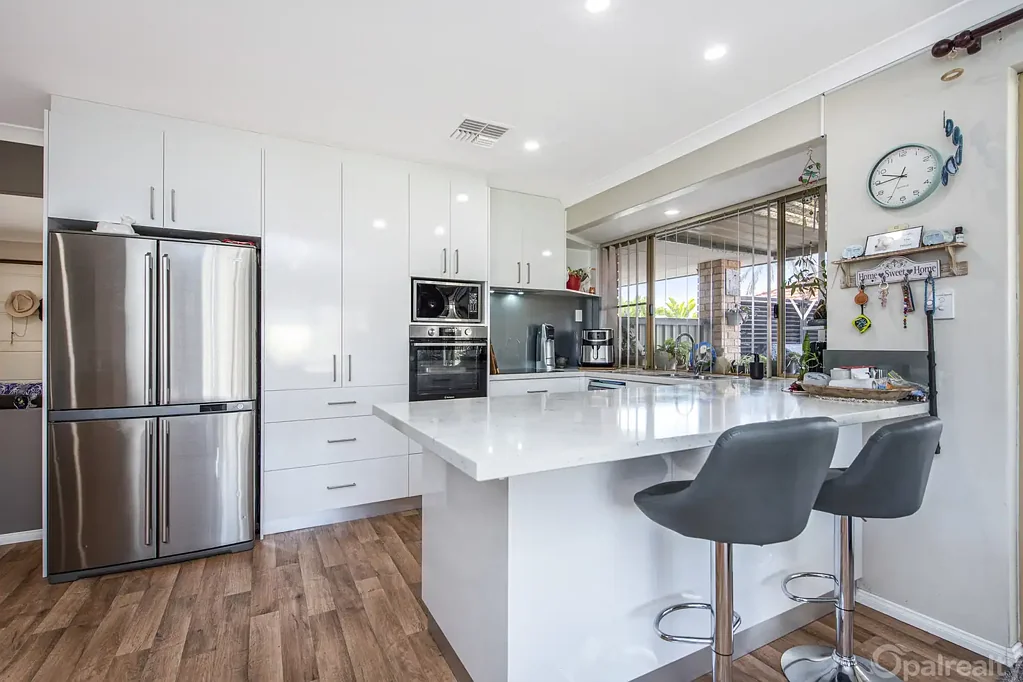 Warnbro 3ห้องนอน Side access, powered workshop & stylishly renovated