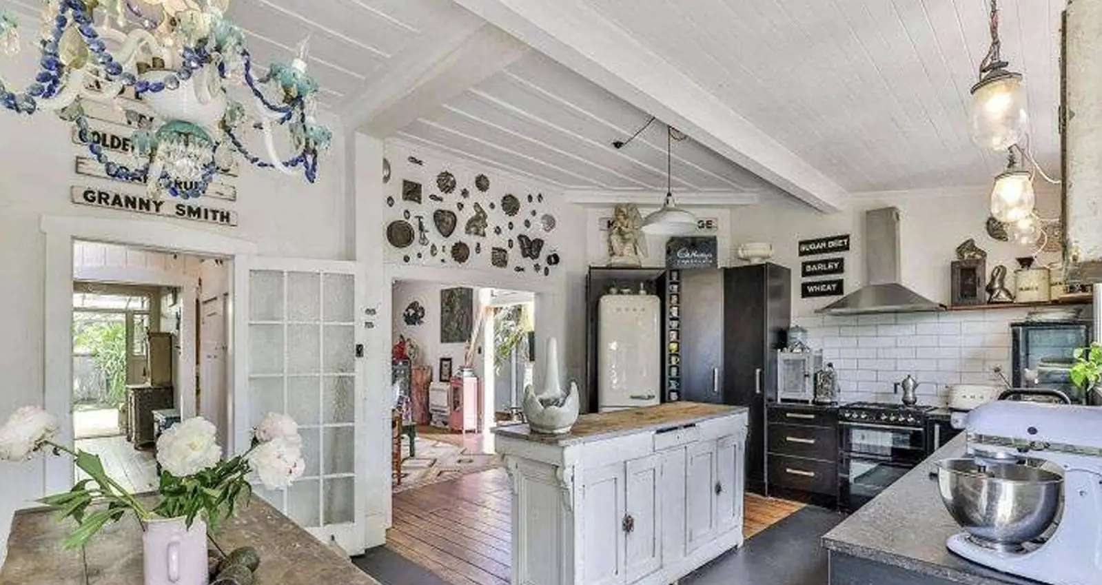 奥克兰西区艺术家小屋热度暴涨,首个开放日后三天售出