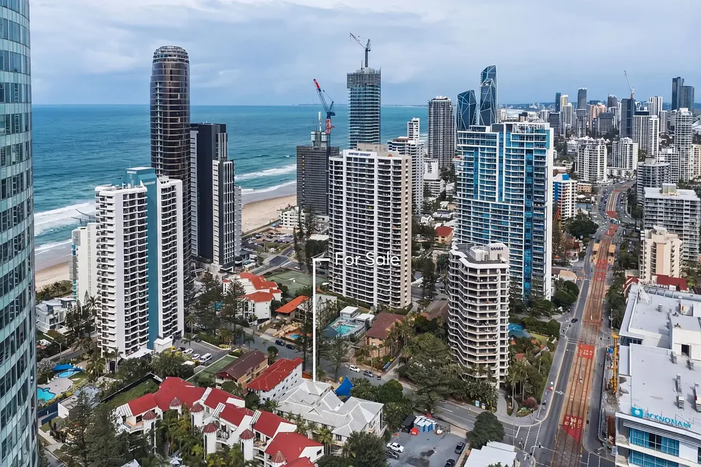 Surfers Paradise 1Moenga Beachfront Apartment Living in Surfers Paradise!