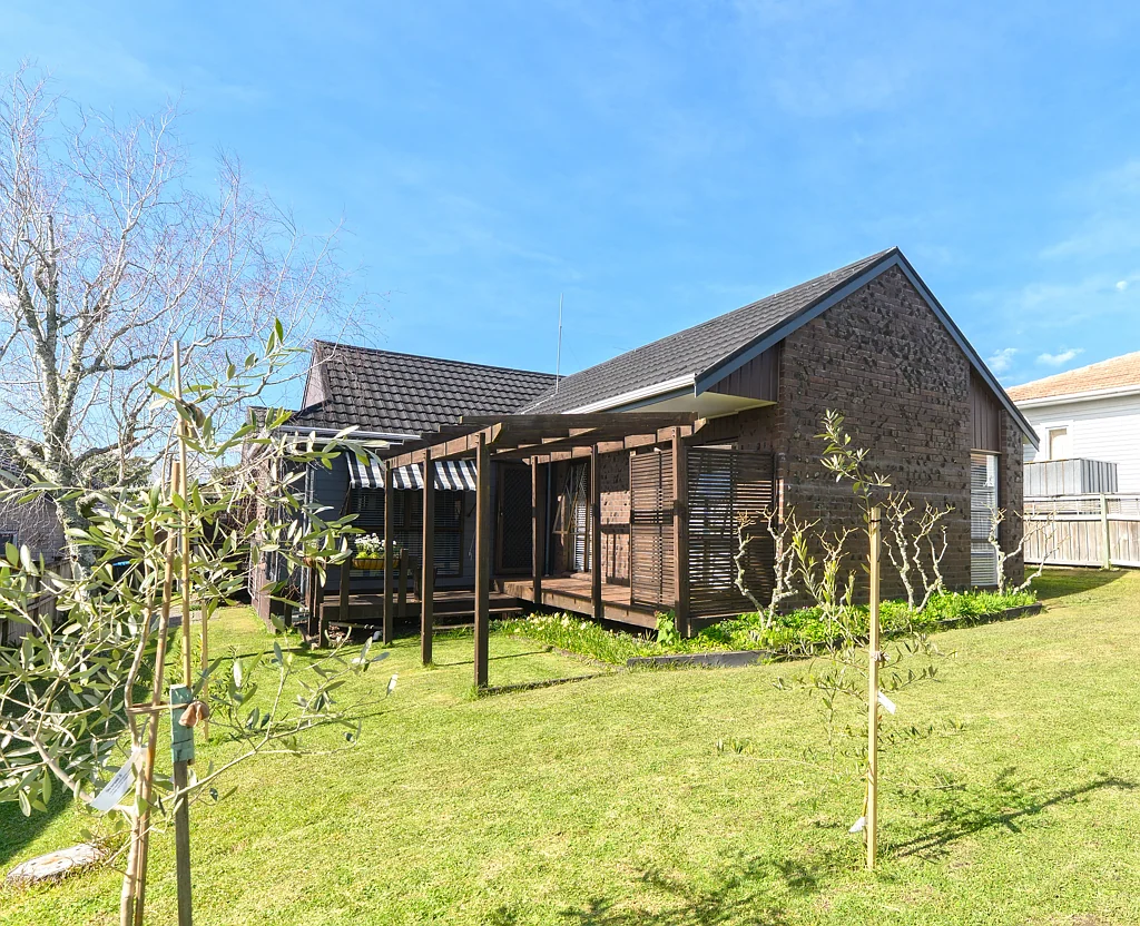 Blockhouse Bay 2ਬੈੱਡਰੂਮ The Golden Kiwi House: A Story of Good Fortune