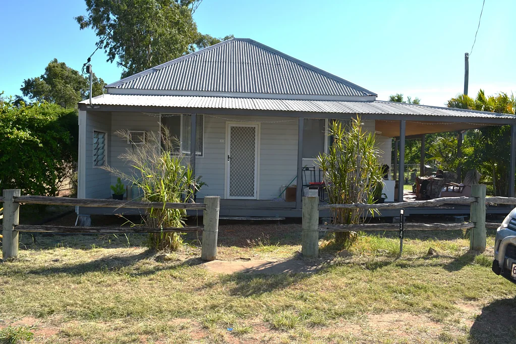 Barcaldine 3 Bedroom Ideal Investment Opportunity - 3-Bedroom Home on Spacious 1012m² Block Close to CBD