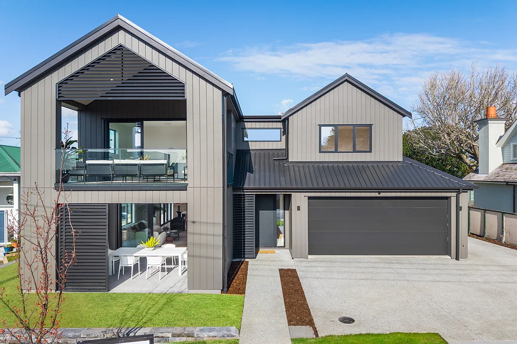 Takapuna 4房 新永久产权+CCC即将颁发，结构坚固，室内电梯+影音室，俯瞰湖景，西湖双校网！ Built to Last - Built to Sell