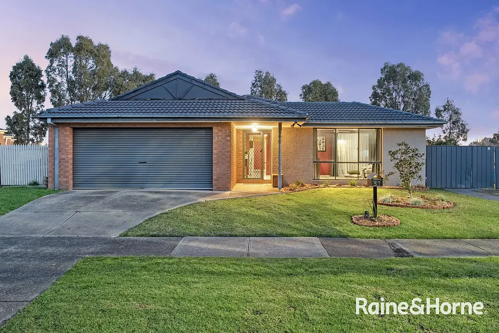 Cranbourne East 4房 宽敞生活。650平方米地块。巨大侧面通道。 Spacious Living. 650sqm Block. Massive Side Access.