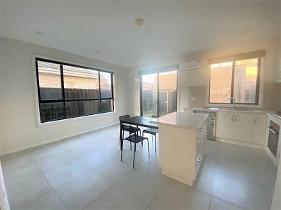 Modern 3-Bedroom Townhouse Near Monash University, Clayton