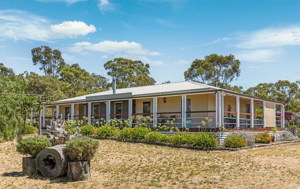 245 Howards Lane, Bromley, VIC 3472