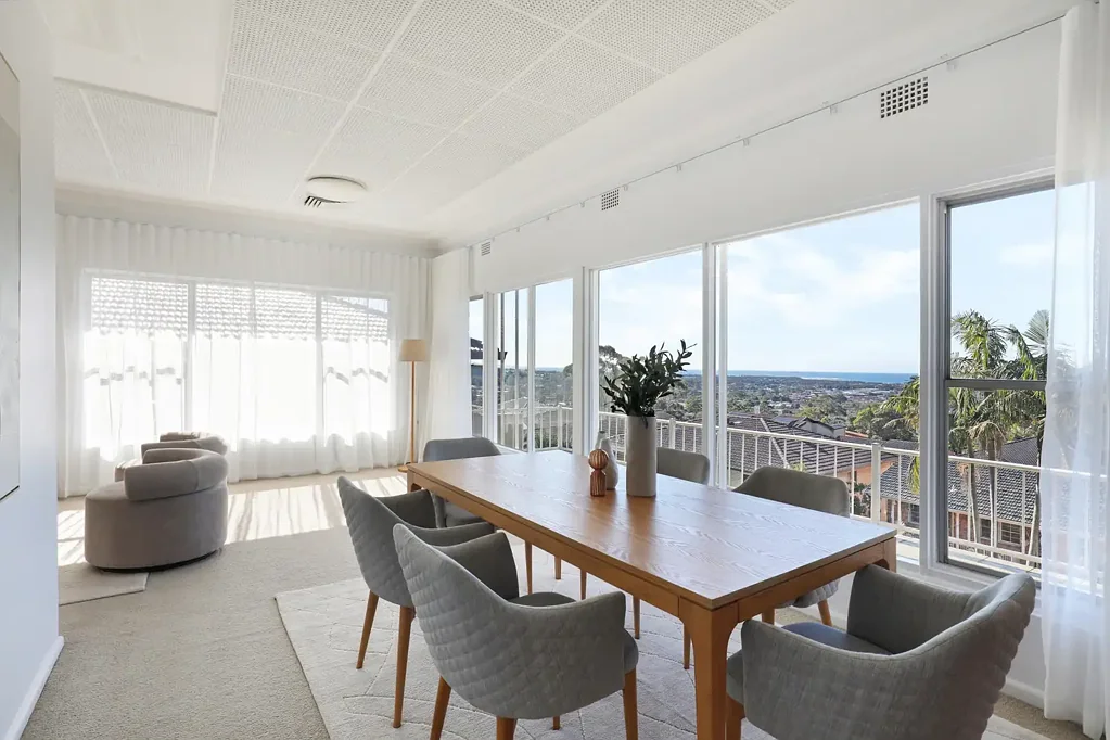 Mount Pleasant 4房 宽敞家庭住宅，坐拥壮丽海景 Expansive family home, dramatic ocean views