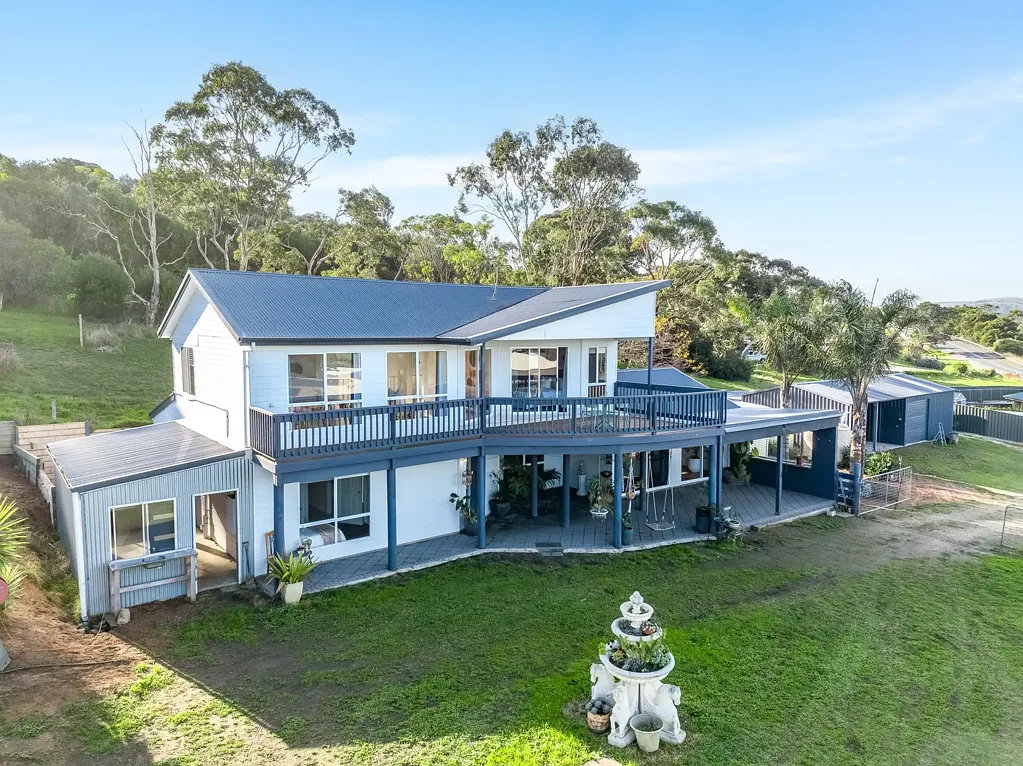 Encounter Bay 4ਬੈੱਡਰੂਮ Over Half an Acre of Elevated Coastal Living with Sweeping Ocean Views!