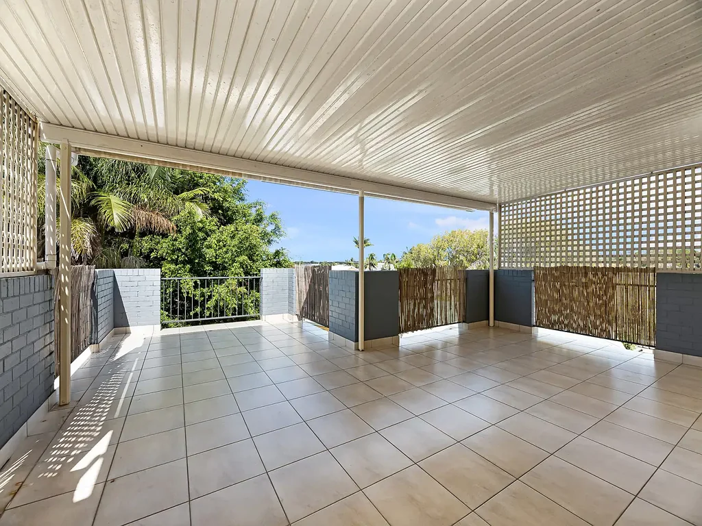 Large Contemporary Unit in an Unbeatable Mooloolaba Location