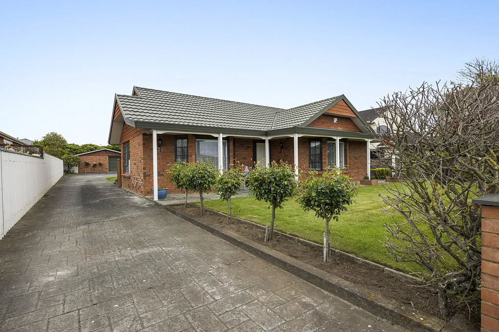 Hawera 5房  Elegant family living with mountain views