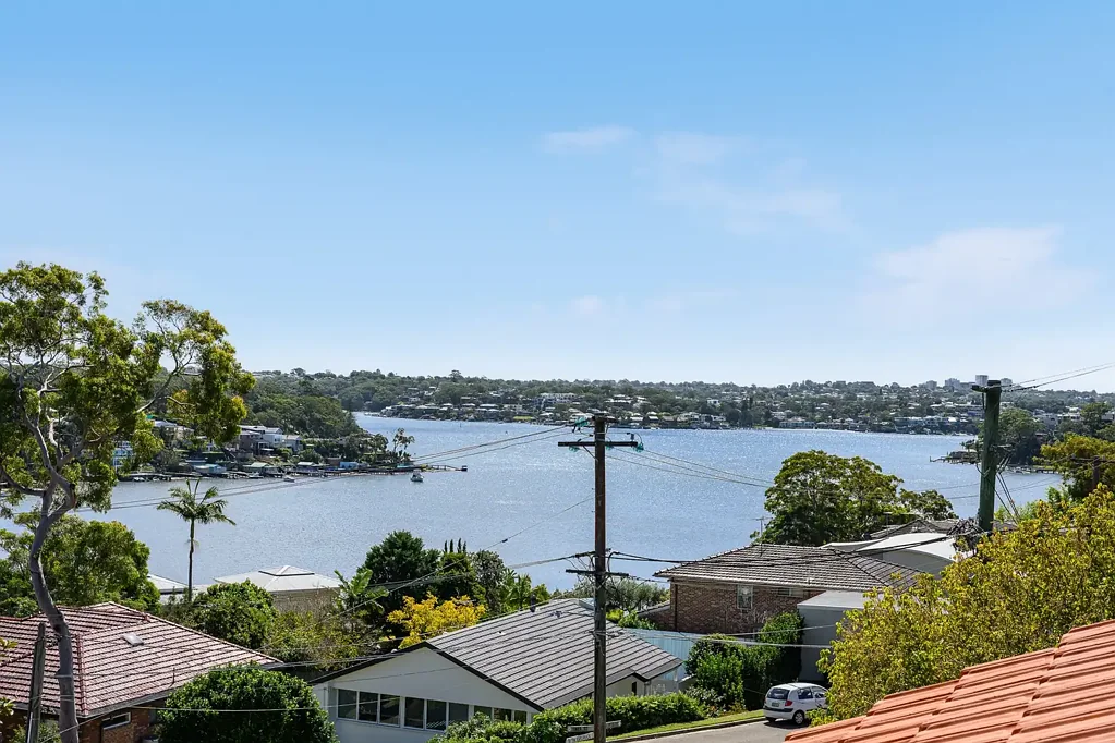Sylvania 4침실 A sunlit family haven with elevated water views and space for everyone