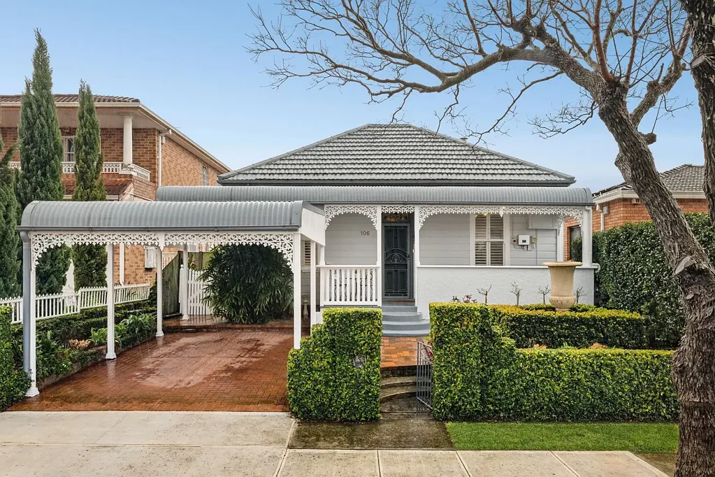 Hurstville Grove 3房 Hurstville CBD步行可达 明亮厨房Smeg电器 精心景观花园 优质学校环绕 原始雪松正面 太阳能空调齐全 Beautifully Presented Single-Level Home with Timeless Charm