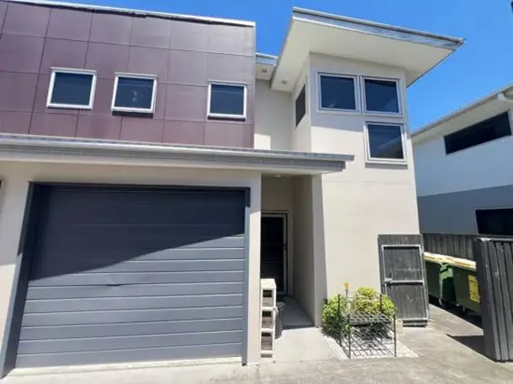 Modern 3-Bedroom Townhouse in Prime Chermside Location - Pet Friendly - $800/week