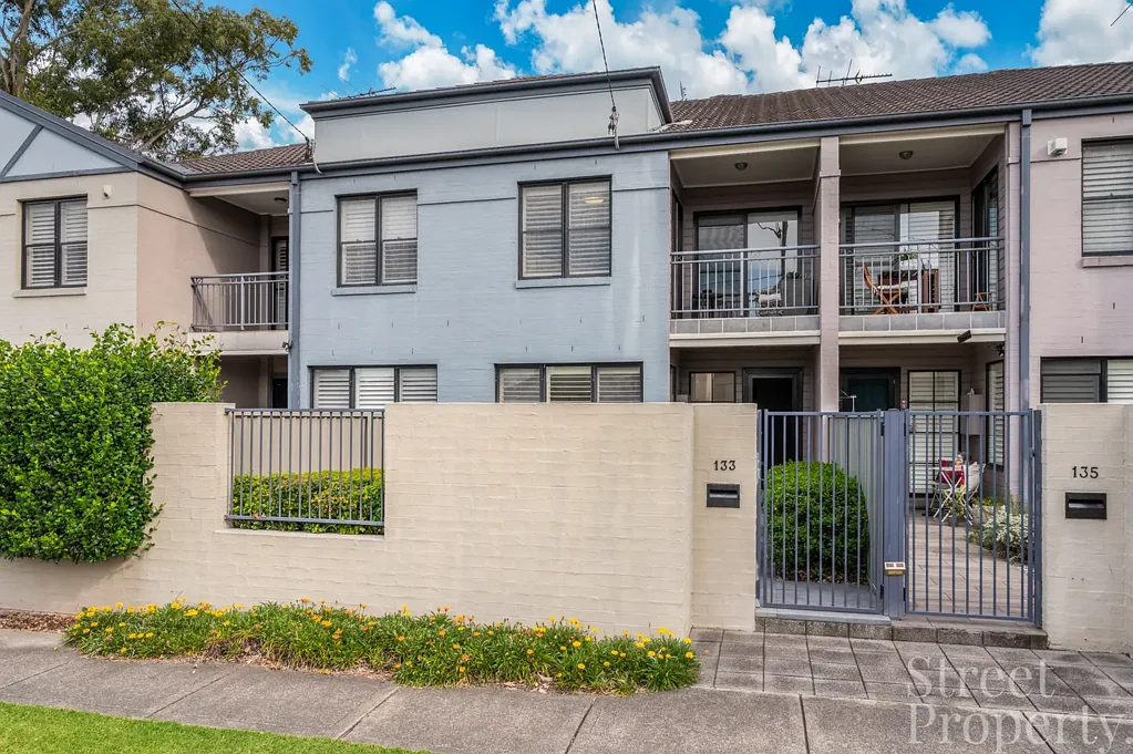 Adamstown 3部屋 Torrens title townhouse and a top location