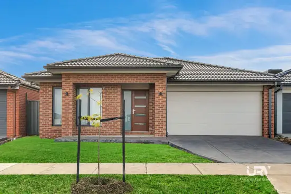 HOUSE FOR RENT IN CLOVERTON ESTATE!