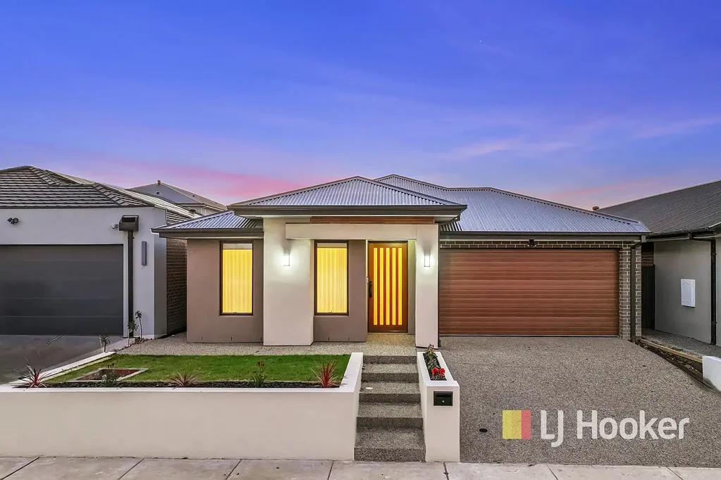 Clyde North 4Phòng ngủ Brand-New Luxury & Custom Elegance in Five Farms Estate