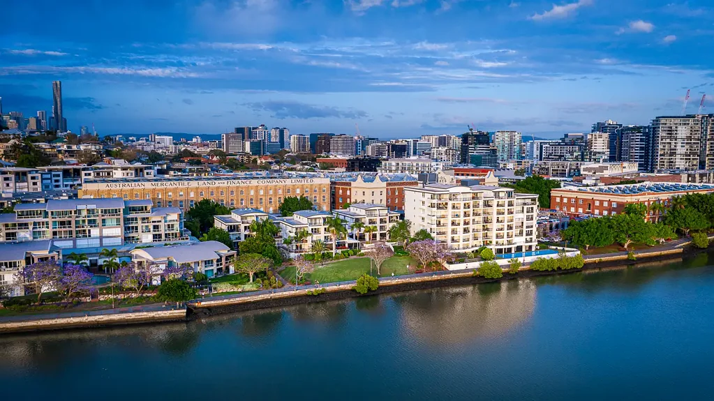 Flexible Lease Terms - Home Away From Home - Comfortable Living by the Riverside in Teneriffe