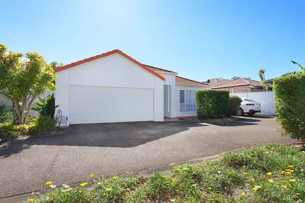 Coombabah 3chambre Immaculate spacious home priced to sell fast