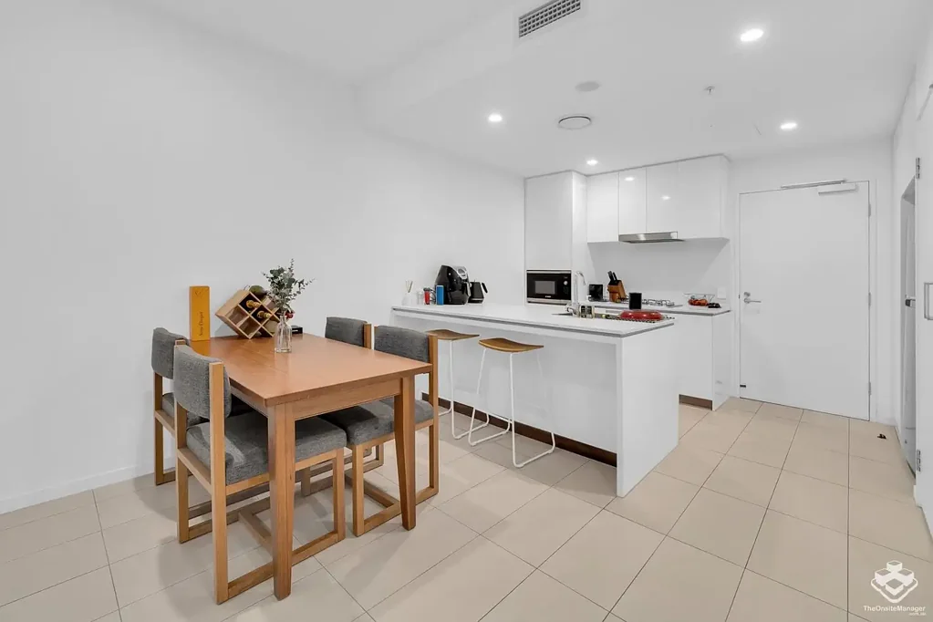 Top Floor Unit - 2 Bedroom 2 Bathroom Unit For Rent