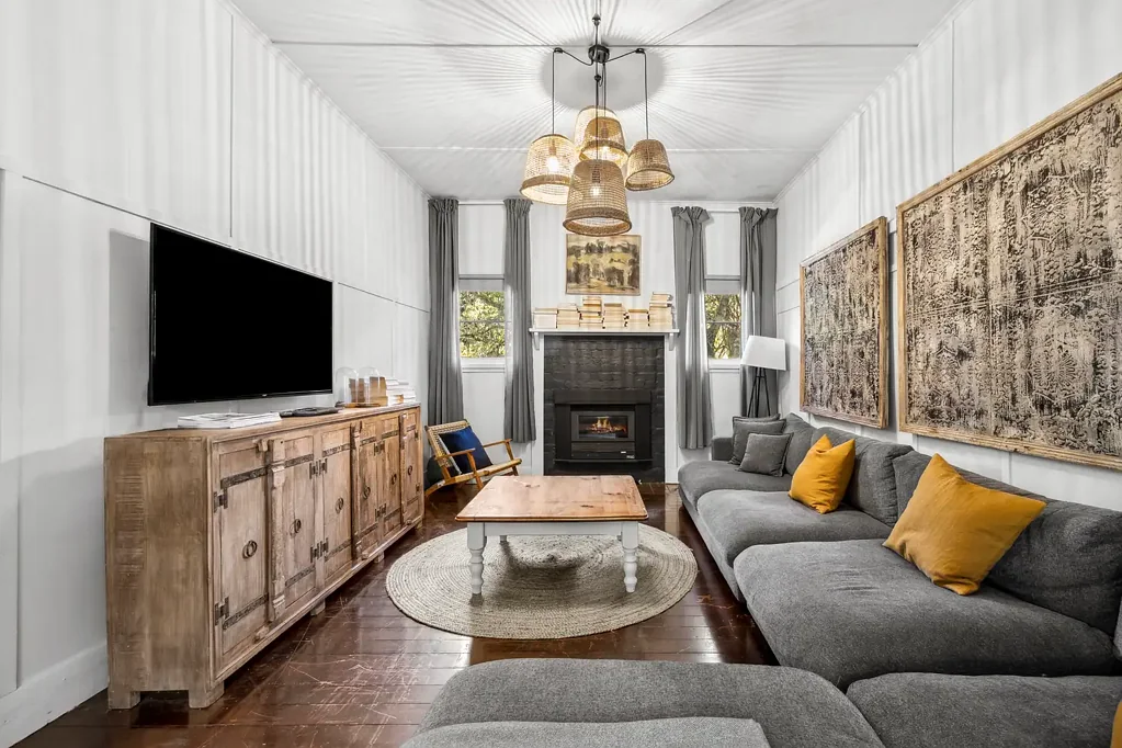 Daylesford 2 Bedroom Enchanting Country Haven with Versatile Living Spaces