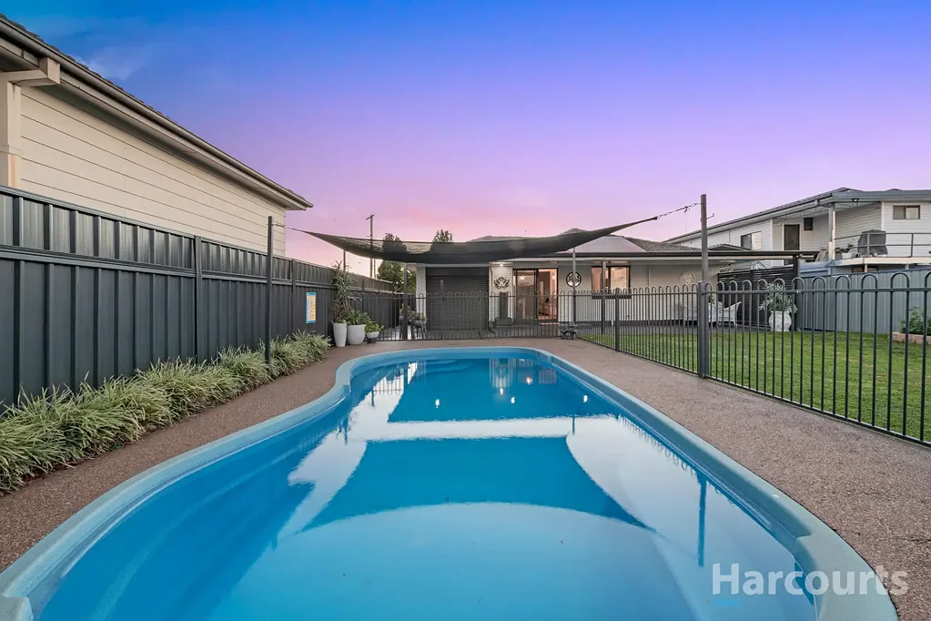Cessnock 3 Bedroom Parkside Privacy Plus a Pool for Summer Fun, 1km to Town
