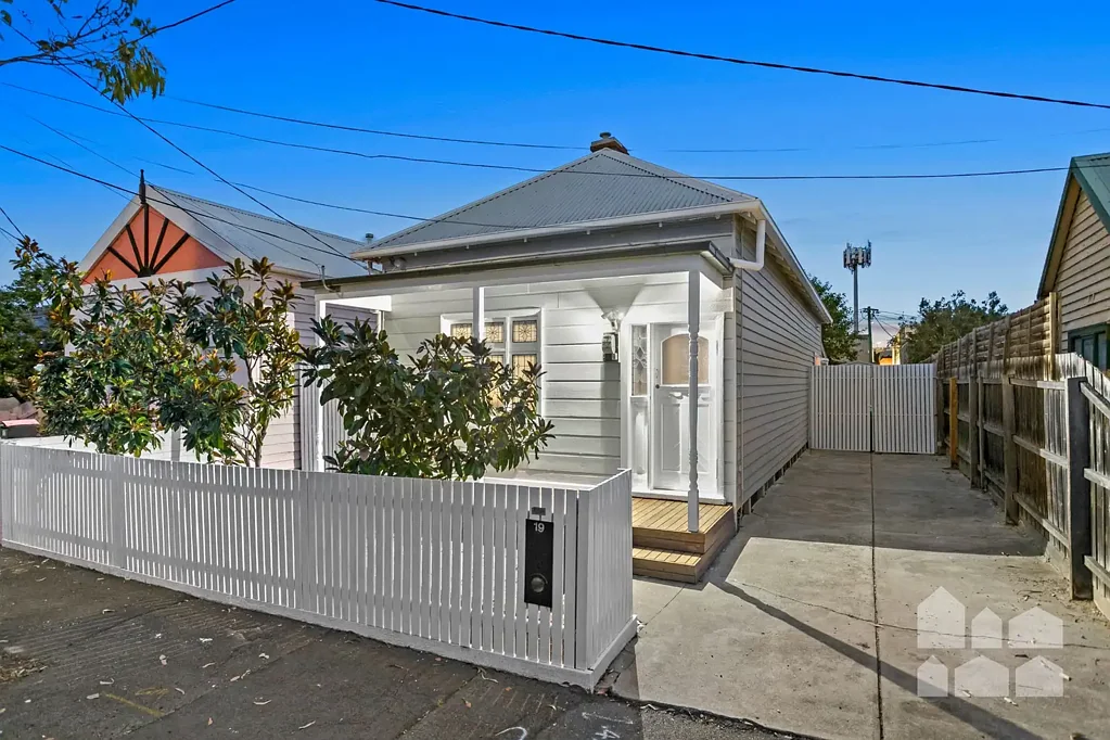 Yarraville 2房 翻新历史小屋 Yarraville步行村 优质户外空间 两卧带壁柜 现代厨餐区 高天花板 分体冷暖 Instant appeal, ample parking and a superb walk-to-the-village lifestyle