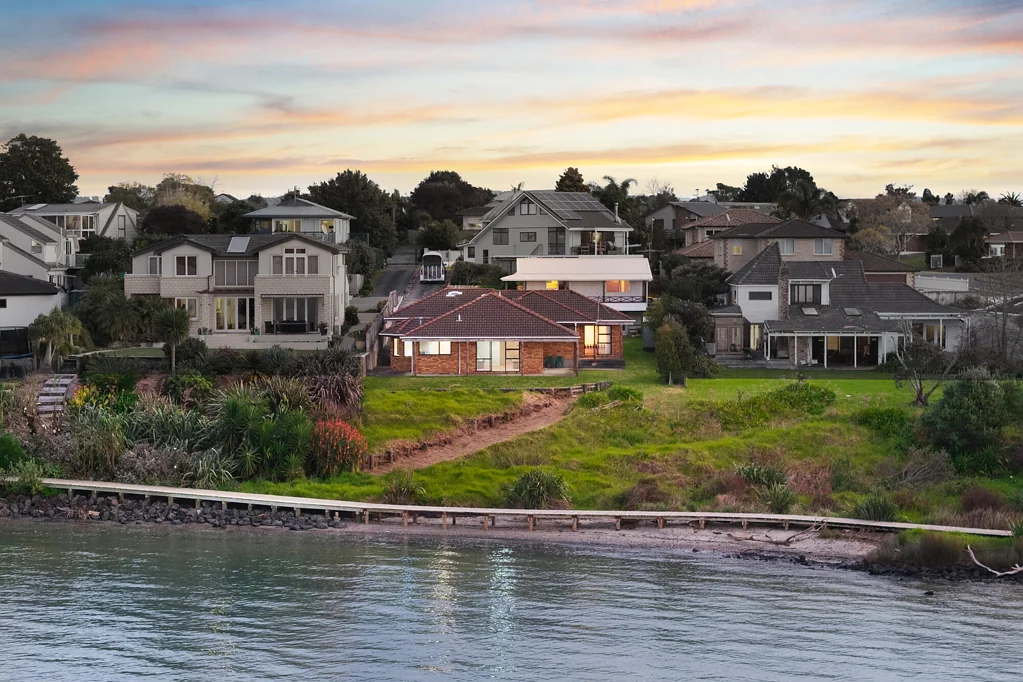 Te Atatu Peninsula 6Kwarto Beachfront Unicorn: 2 Homes, 1,007m2 of Land!
