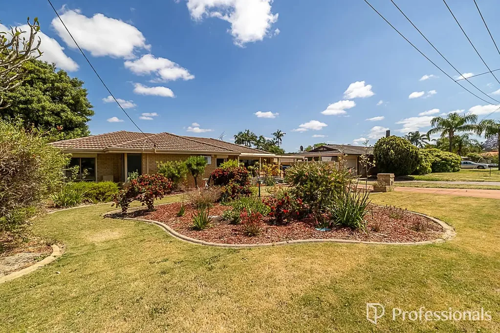 Seville Grove 3ਬੈੱਡਰੂਮ 3 BED HOME, BUILT 1988. PLUS 57m2 STUDIO/SHED