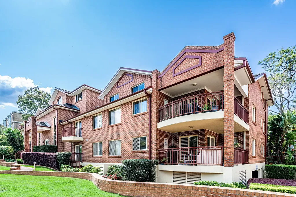 Castle Hill 3房 砖砌建筑维护佳 宽敞布局自然光 现代厨房浴室 东北向大阳台 游泳池双车位车库 便利生活首选 Spacious Three-Bedroom Apartment in a Prime Castle Hill Location