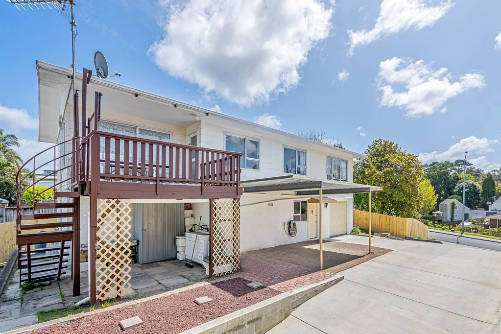 Walk to Beach and Schools!