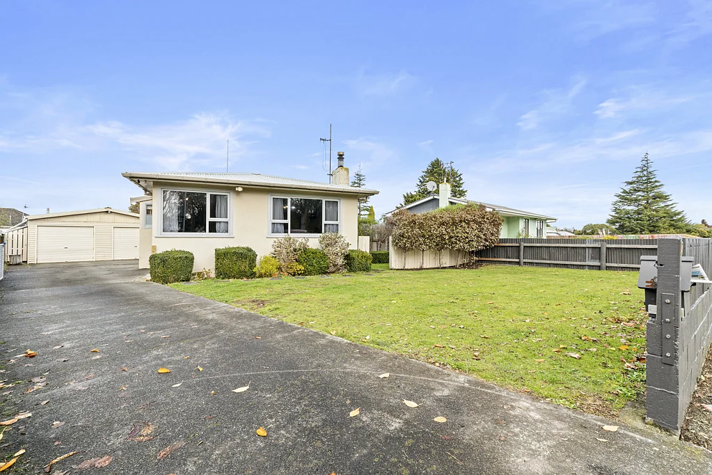 Feilding 4部屋 Solid Stucco, Huge Garage & Endless Potential