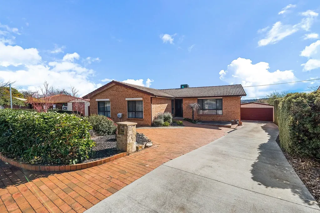 Isabella Plains 4房  Functional Home With Stunning Views!
