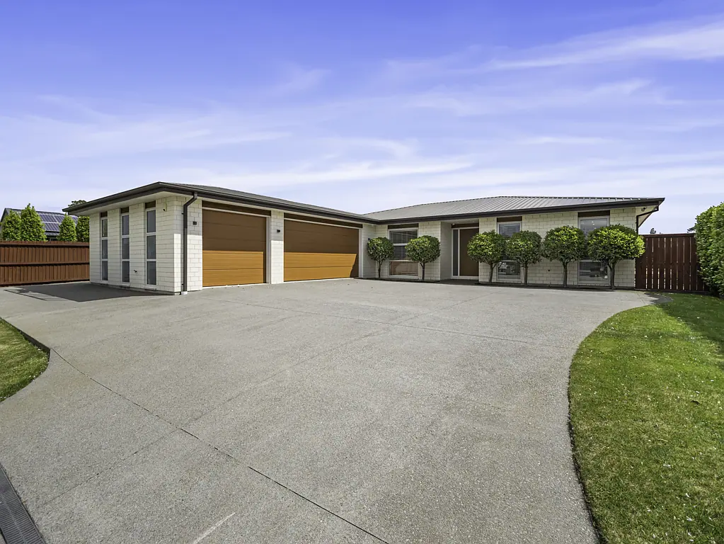 Lincoln 4कमरा Generous 251sqm Home with Triple Garage